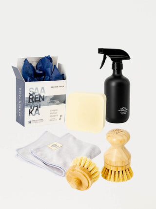 Ekologinen siivoussetti sisältää monikäyttöisen greippi siivoussaippuan, mikrokuituliinan, suihkepullon sekä muovittoman bambu-pesuharjan