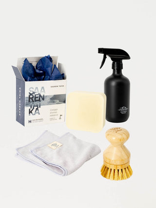 Saaren Taika ekologinen siivoussetti sisältää Greippi siivoussaippuan, bambuharjan, suihkepullon ja mikrokuituliinan