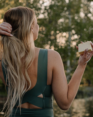 Greippishampoo tuuheuttaa, kosteuttaa, hillitsee kuivuutta