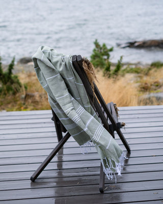 Hamam-pyyhe Sulo Oliivinvihreä on suurikokoinen, imukykyinen, lämmin ja kuivuu nopeasti 