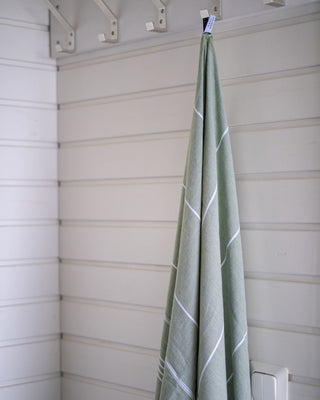 Hamam-pyyhe Sulo Oliivinvihreä on suurikokoinen, imukykyinen, lämmin ja kuivuu nopeasti 