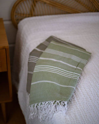 Hamam-pyyhe Sulo Oliivinvihreä on suurikokoinen, imukykyinen, lämmin ja kuivuu nopeasti 