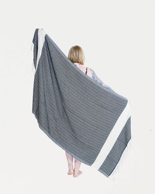 Saaren Taika suurikokoinen hamam pyyhe on imukykyinen, kevyt, pehmeä ja kuivuu nopeasti