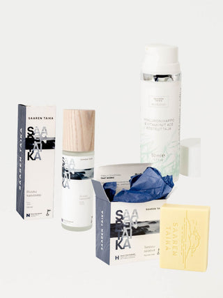 Saaren Taika ihonhoitosetti sisältää teepuusaippuan, ruusu kasvoveden sekä vitamiineja ja hyaluronihappoa sisältävän kosteuttajan