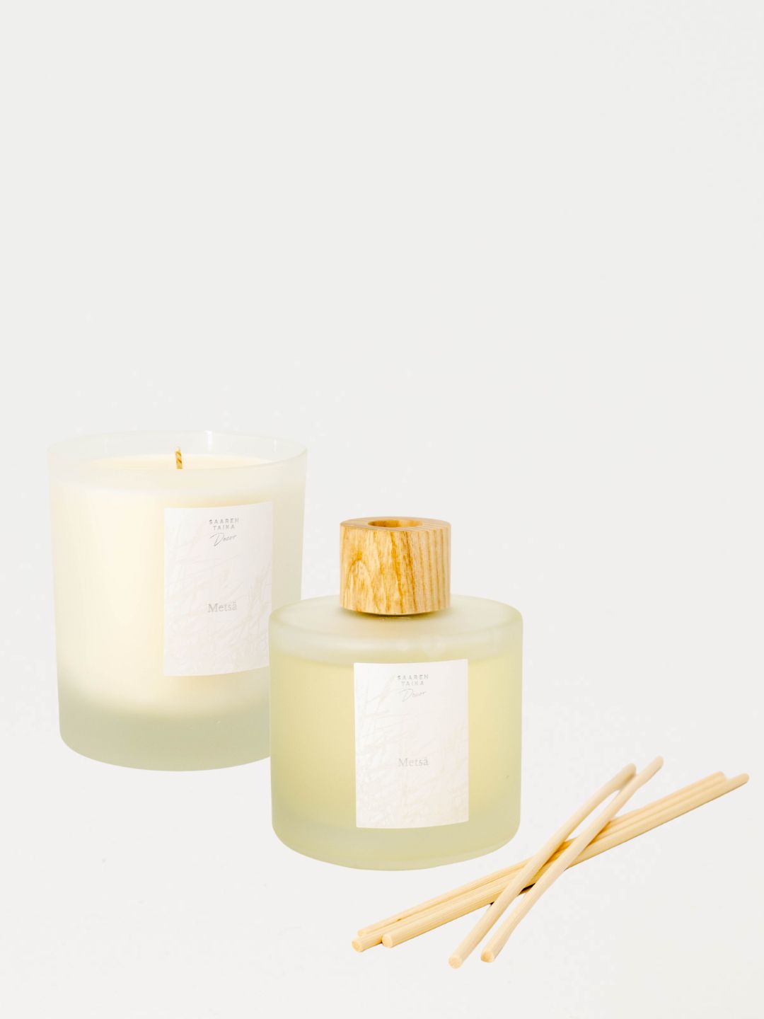 Saaren Taika tuksusetti sisältää alkoholittoman kodin tuoksun sekä soijavahakynttilän, jotka tuovat metsän tuoksun kotiisi