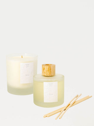 Saaren Taika tuksusetti sisältää alkoholittoman kodin tuoksun sekä soijavahakynttilän, jotka tuovat metsän tuoksun kotiisi