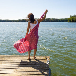 Näissä hamam-pyyhkeissämme käytetty puuvilla on kierrätettyä, mikä tekee niistä ympäristöystävällisen ja kestävän kehityksen mukaisen valinnan. Kierrätetty puuvilla syntyy puuvillakankaan jäännöksistä, jotka muunnetaan uudelleen kuiduiksi ja langoiksi pyyhkeidemme valmistukseen. Tavoitteenamme on noudattaa nollajätteen periaatetta vähentämällä hiilijalanjälkeämme ja välttämällä vesivarantojen käyttöä puuvillan tuotannossa.