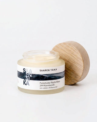 Punoitusta Rauhoittava 24H Kasvovoide on kehitetty vahvistamaan ihosi suojamuuria rakenteellisesti, rauhoittamaan ihosi hermopäätteitä ja hillitsemään pintaverisuonten reaktiivisuutta samanaikaisesti.