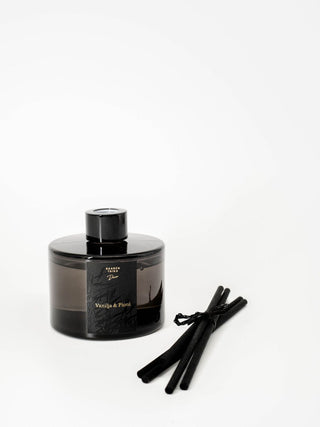 Huonetuoksu Vanilja & Pioni - Makea & kukkainen, pehmeä & raikas. Lumoavan huonetuoksun kesto on n. 6-12kk! (Huom! Iso!)