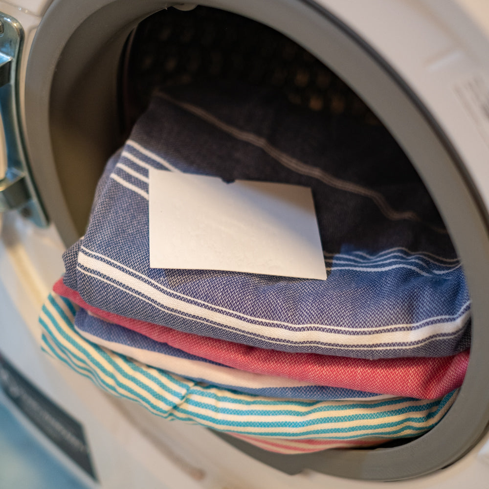 Pyykinpesuaine on tiivistetty 100% biohajoavaan kuivattuun liinaan, mikä tekee jokaisesta liinasta helpon käyttää päivittäisessä pyykinpesussa. Liinat on huolellisesti prässätty ja ne liukenevat nopeasti sekä kylmään että kuumaan veteen, jolloin voit sanoa hyvästit pyykinpesujauheen aiheuttamalle sotkulle.