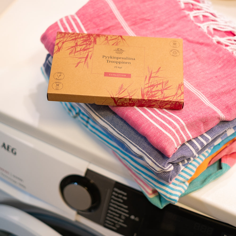 Pyykinpesuaine on tiivistetty 100% biohajoavaan kuivattuun liinaan, mikä tekee jokaisesta liinasta helpon käyttää päivittäisessä pyykinpesussa. Liinat on huolellisesti prässätty ja ne liukenevat nopeasti sekä kylmään että kuumaan veteen, jolloin voit sanoa hyvästit pyykinpesujauheen aiheuttamalle sotkulle.