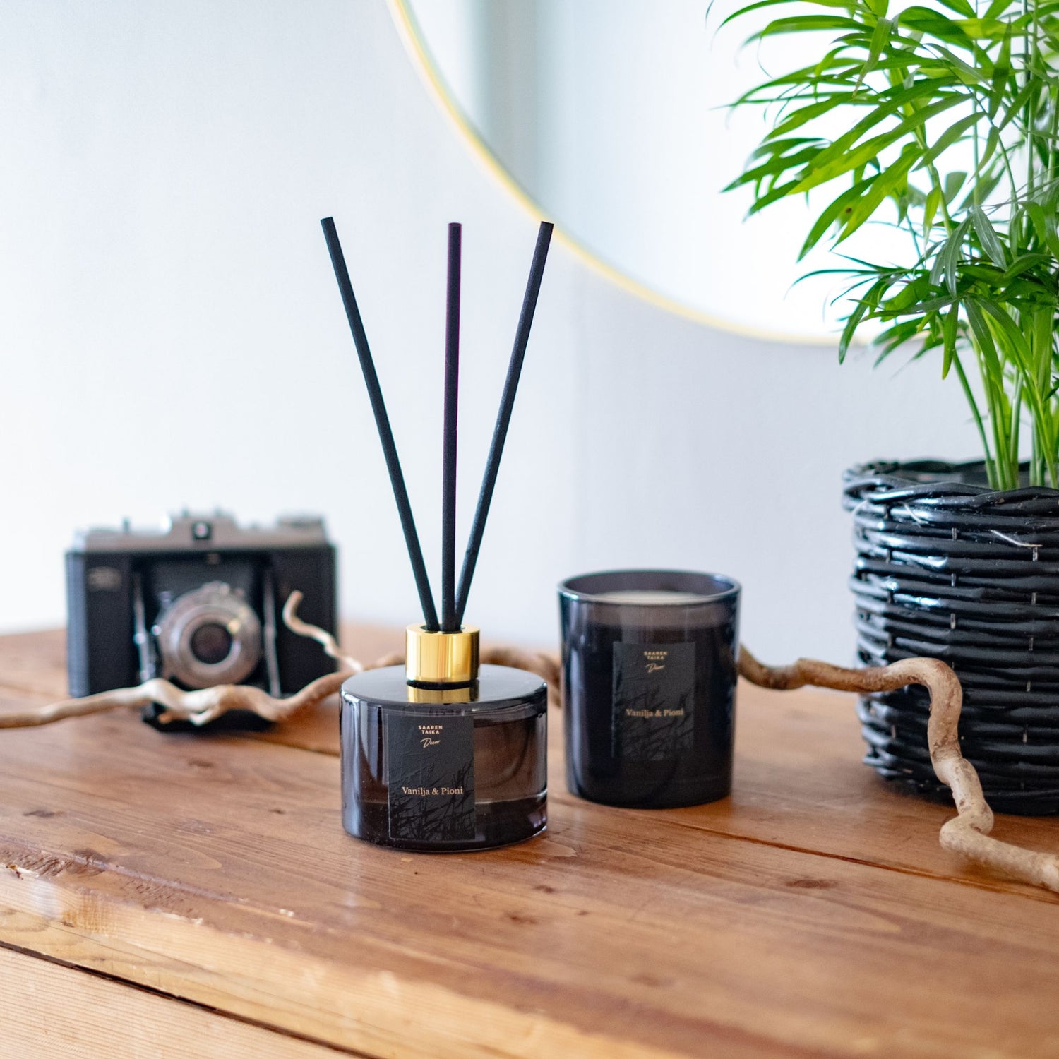 Scented candle Vanilla & Peony, burning time approx. 45h - Vegan, burns non-toxic - Saaren Taika Decor