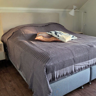 Päiväpeitto Vohveli Tummanharmaa, 100% puuvillaa - Saaren Taika Decor