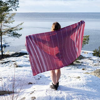 Pehmeä hamam-pyyhe on hellävarainen ihollesi ja hiuksillesi. Se on erityisen sopiva herkkäihoisille ja vähentää hiusten kulumista verrattuna perinteiseen froteepyyheeseen