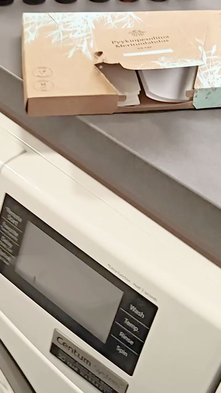 Pyykinpesuaine on tiivistetty 100% biohajoavaan kuivattuun liinaan, mikä tekee jokaisesta liinasta helpon käyttää päivittäisessä pyykinpesussa. Liinat on huolellisesti prässätty ja ne liukenevat nopeasti sekä kylmään että kuumaan veteen, jolloin voit sanoa hyvästit pyykinpesujauheen aiheuttamalle sotkulle.