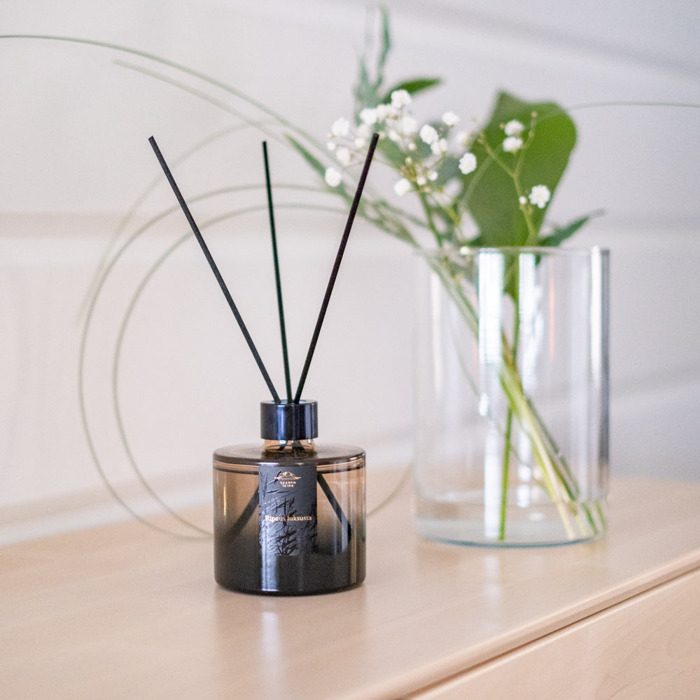 Huonetuoksu Ripaus luksusta 225ml - Santelipuu - Tuoksun kesto n. 6kk! (Huom! Iso!)  - Saaren Taika DecorHuonetuoksu Ripaus luksusta 225ml, santelipuu, tuoksun kesto n. 6kk! (Huom! Iso!) | Saaren Taika Decor
