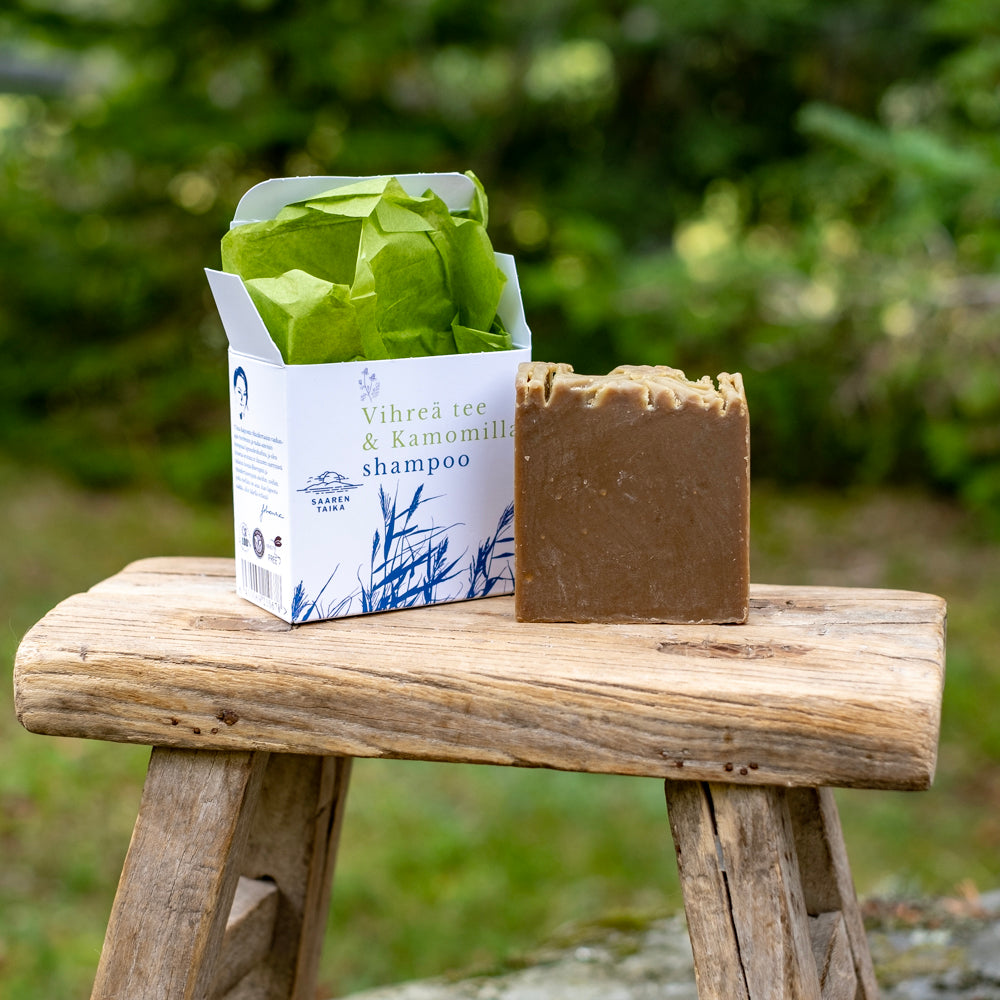 Vihreä Tee & Kamomilla palashampoo, kosteuttava, sopii mm. kutiavalle päänahalle, 105g | Saaren Taika
